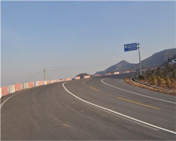 萬(wàn)通公路告訴您防滑彩色路面施工方法